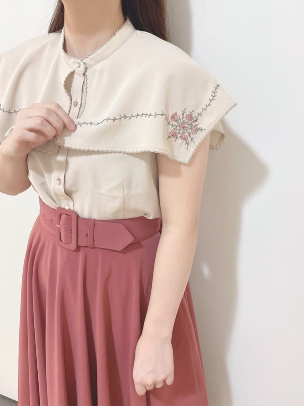 ホワイト系のサンダル、ピンク系のスカート、ピンク系のシャツ/ブラウスを着用したレディースの夏コーディネートの3枚目の写真