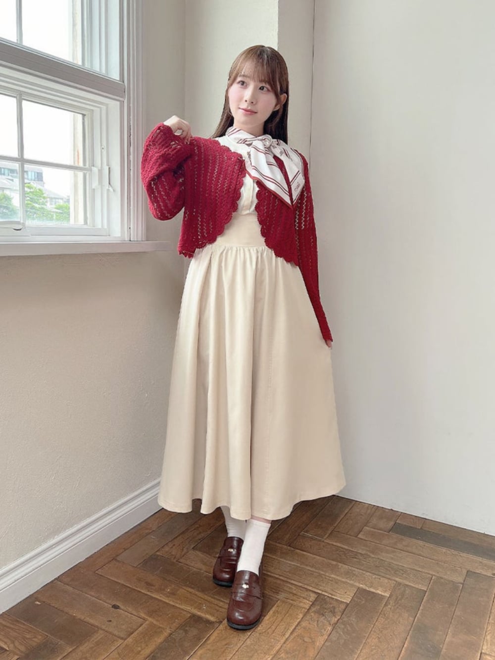 ブラウン系のローファー、ホワイト系のシャツ/ブラウス、ホワイト系のスカートを着用したレディースの夏コーディネートの2枚目の写真