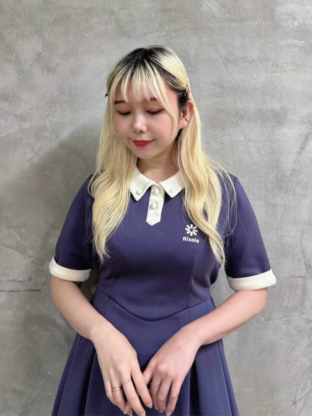 グレー系のワンピース、ブラック系のサンダルを着用したレディースの夏コーディネートの2枚目の写真