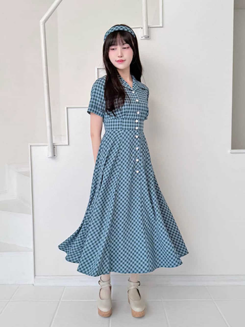 ホワイト系のパンプス、ブルー系のワンピース、ブルー系のカチューシャを着用したレディースの春コーディネートの2枚目の写真