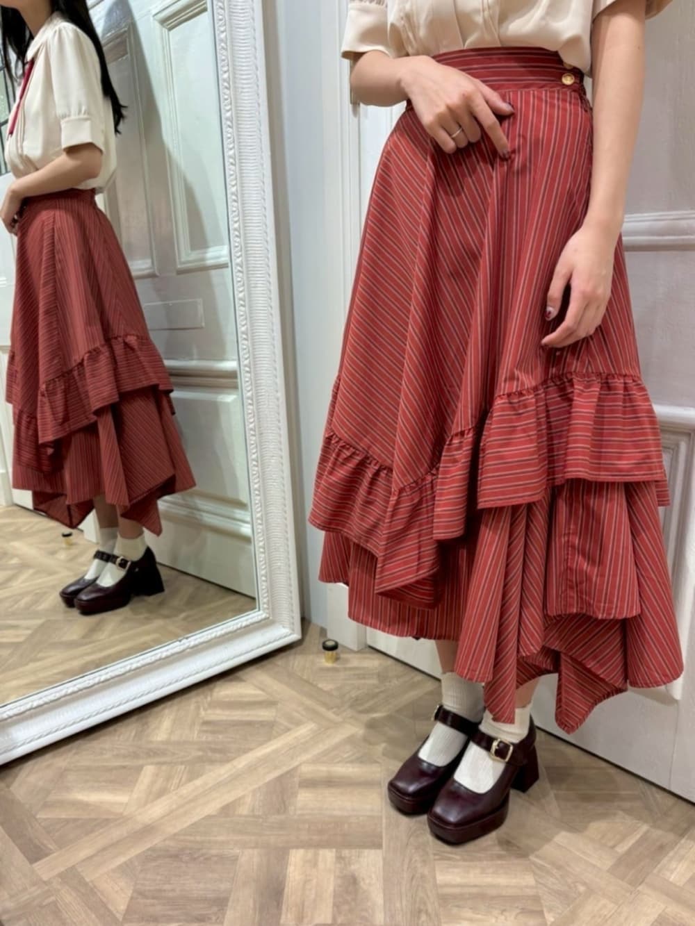 ホワイト系のシャツ/ブラウス、ブラウン系のパンプス、レッド系のスカートを着用したレディースの夏コーディネートの3枚目の写真