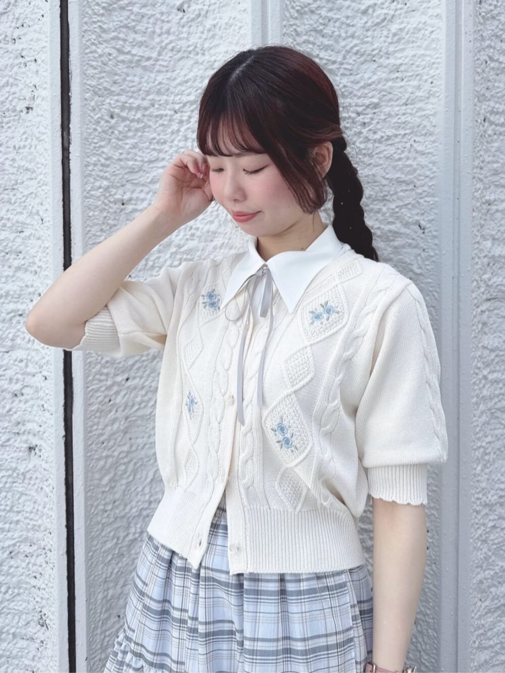 「fint、an another angelus、骨格ウェーブ、イエベ春、春コーデ、初夏コーデ、ガーリー、淡色コーデ、ブラウス、リボン、カーディガン、刺繍、スカート、ティアードスカート、チェック」｜「F i.n.tのストラップローファー（ローファー、ブラウン系）」を使った、F i.n.tさん（骨格ウェーブ・レディース・160cm）の春コーディネートの3枚目の写真