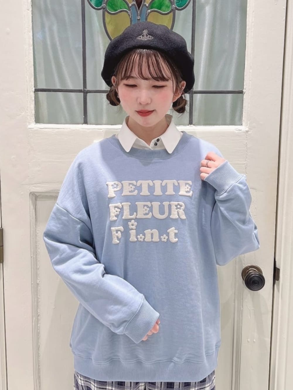 ブラック系のその他シューズ、ブルー系のスウェット、ブルー系のその他パンツを着用したレディースの冬コーディネートの2枚目の写真