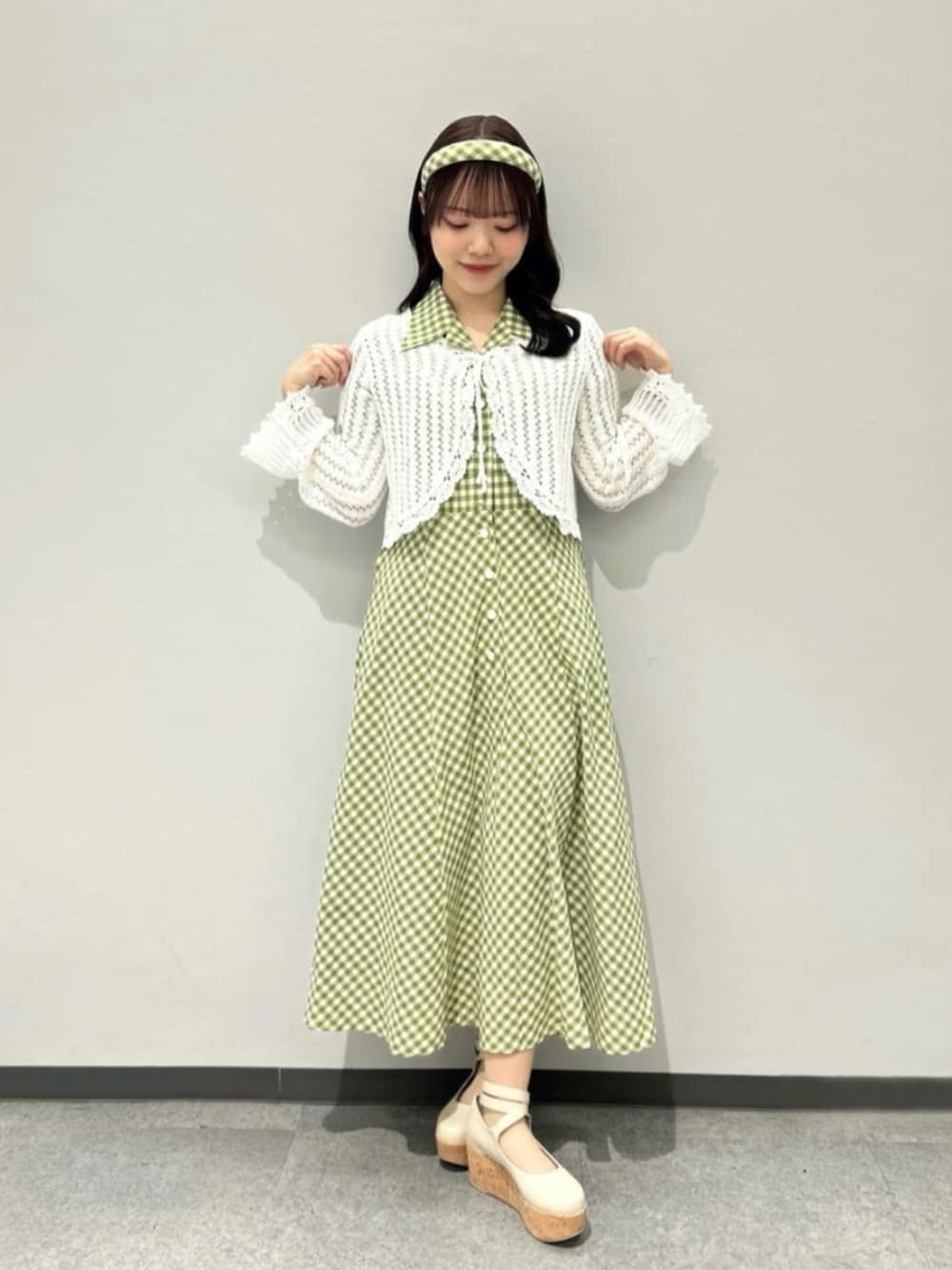 ホワイト系のパンプス、ホワイト系のカーディガン/ボレロ、ホワイト系のワンピースを着用したレディースの春コーディネートの2枚目の写真