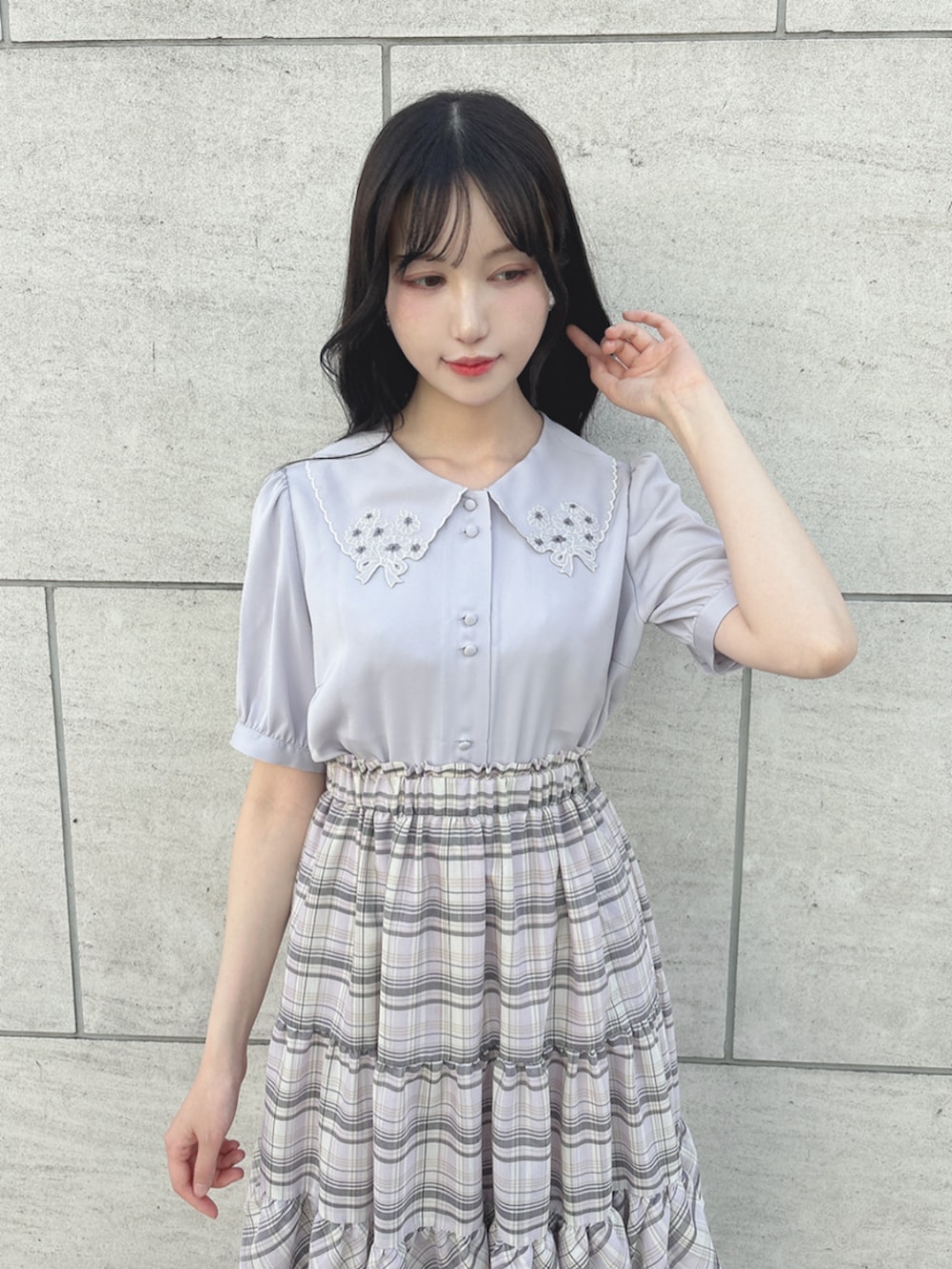 「fint、an another angelus、骨格ウェーブ、骨格ナチュラル、ブルべ、夏コーデ、お出かけコーデ、ootd、ガーリー、ワントーンコーデ、ブラウス、刺繍、スカート、ティアードスカート、チェック」｜「F i.n.tの【LLサイズあり】レースベルクロ厚底スニーカー（スニーカー、ブラック系）」を使った、F i.n.tさん（骨格ウェーブ・レディース・157cm）の夏コーディネートの2枚目の写真