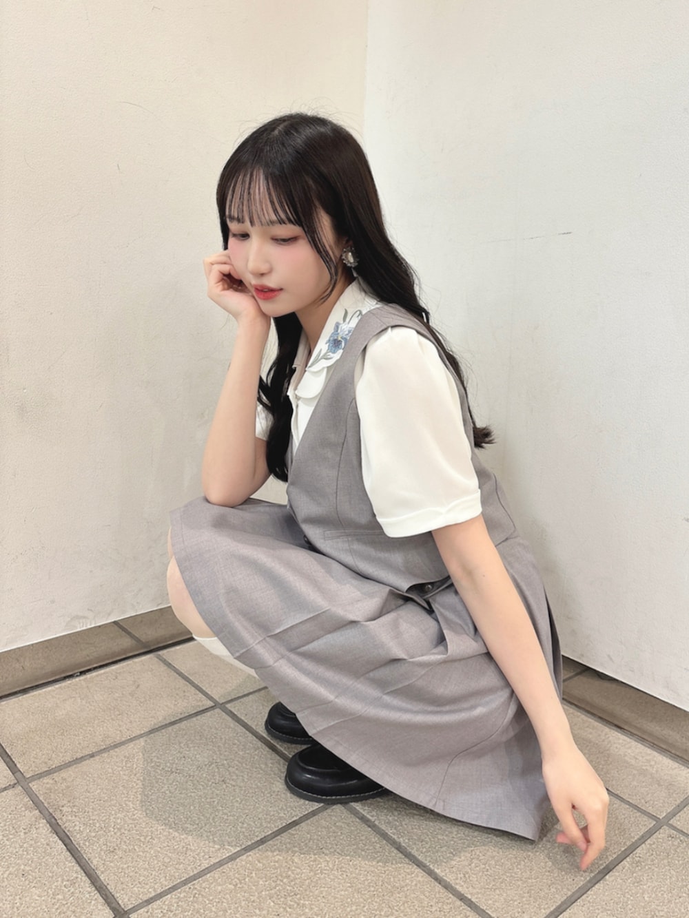 「fint、an another angelus、骨格ウェーブ、骨格ナチュラル、ブルベ、春コーデ、クラシカル、ブラウス、刺繍、セットアップスタイル、セットアップ、グレー、ベスト、プリーツスカート、ローファー」｜「F i.n.tのストラップローファー（ローファー、ブラック系）」を使った、F i.n.tさん（骨格ウェーブ・レディース・157cm）の春コーディネートの3枚目の写真