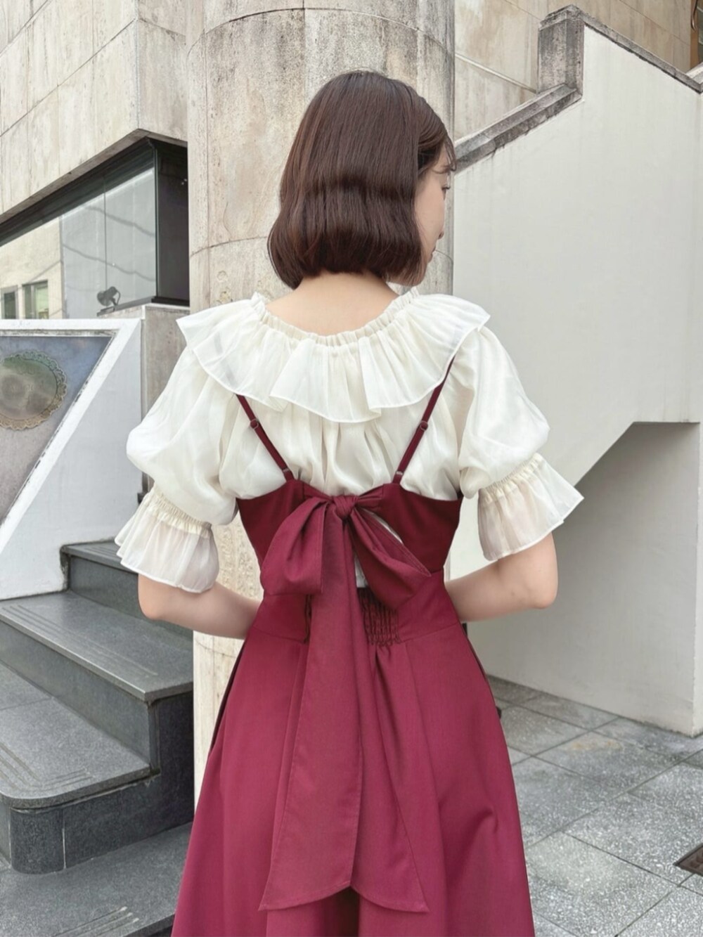 ホワイト系のシャツ/ブラウス、レッド系のワンピース、ブラウン系のパンプスを着用したレディースの夏コーディネートの3枚目の写真