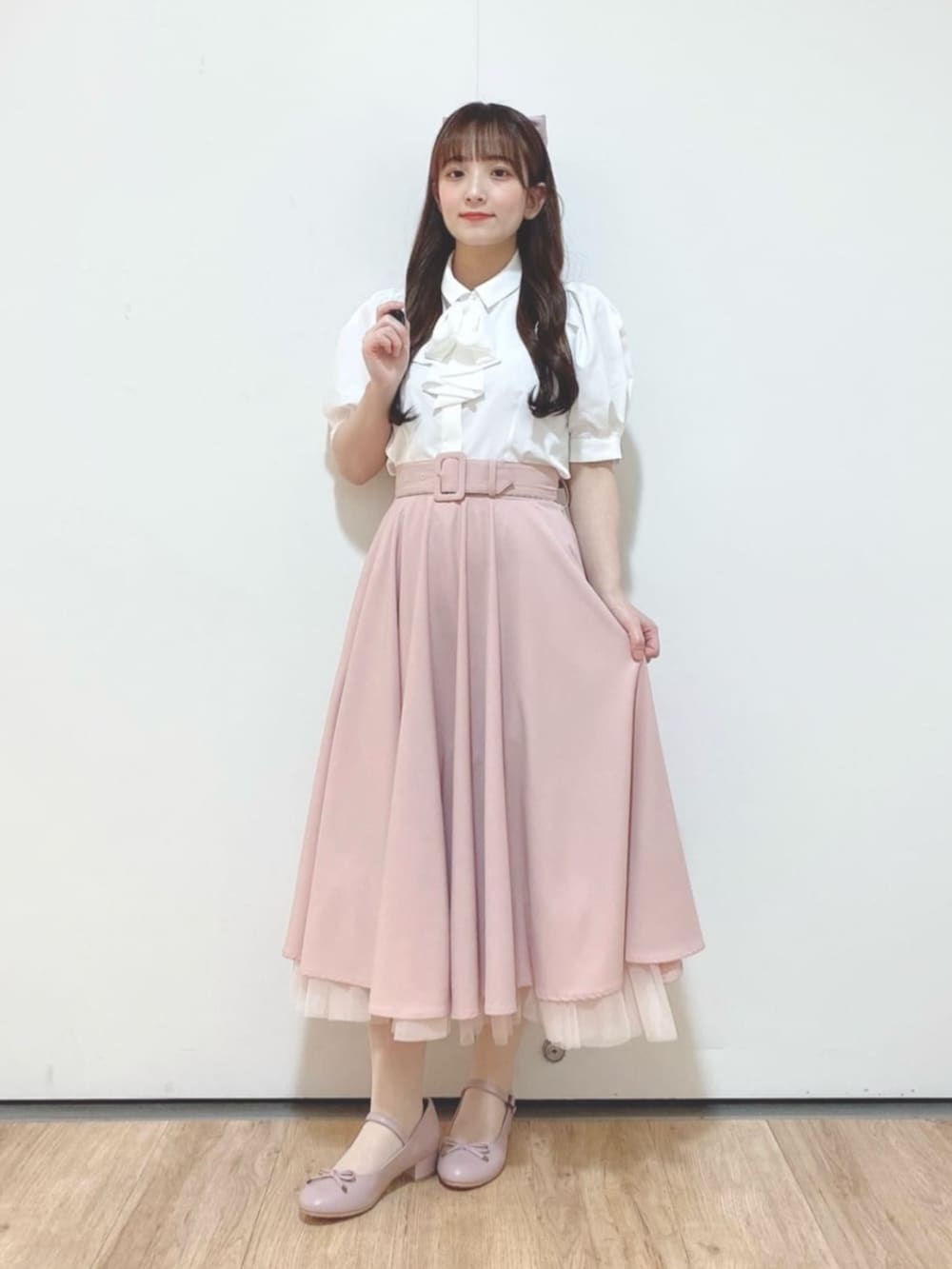 「fint、an another angelus、骨格ウェーブ、イエベ春、低身長、低身長コーデ、春コーデ、お出かけコーデ、クラシカル、ブラウス、リボン、スカート、パニエ、レイヤードスタイル、バレエシューズ」｜「an another angelusのドレープタイ付きシャツ（シャツ/ブラウス、ホワイト系）」を使った、F i.n.tさん（骨格ウェーブ・レディース・150cm）の春コーディネートの2枚目の写真