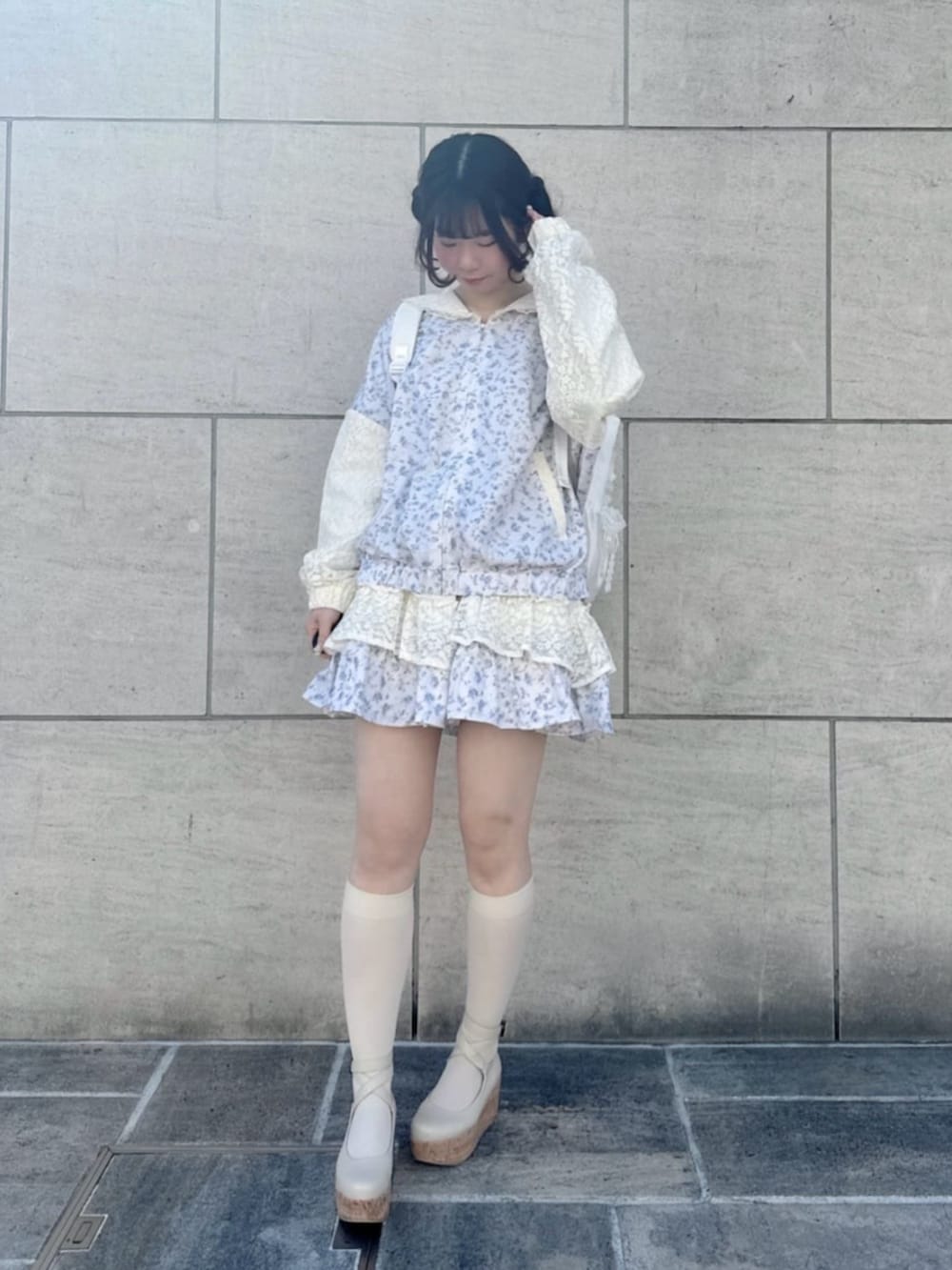 ホワイト系のパンプス、ホワイト系のブルゾン、ホワイト系のスカートを着用したレディースの冬コーディネートの2枚目の写真