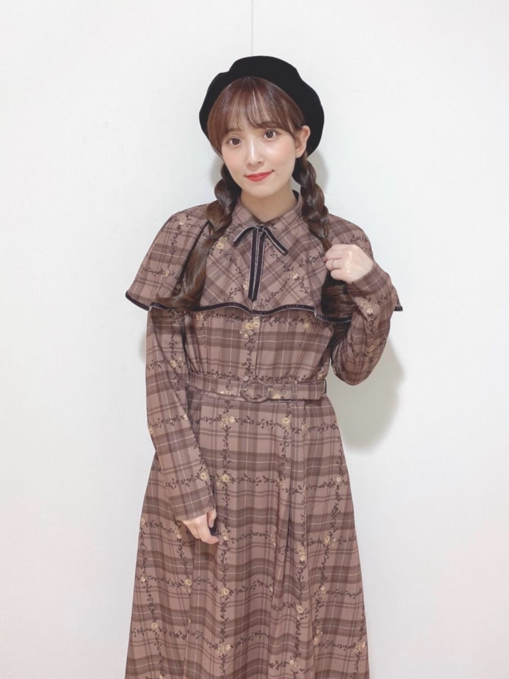 ブラウン系のワンピース、ブラウン系のバレエシューズ、ブラック系のハンチング/ベレー帽を着用したレディースの秋コーディネートの3枚目の写真