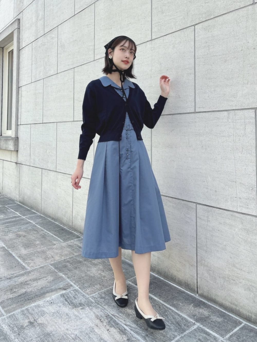 「fint、an another angelus、骨格ウェーブ、イエベ春、高身長女子、夏コーデ、お出かけコーデ、ワンピース、ワンピーススタイル、シャツワンピ、ブルー、カーディガン、UVカット、パンプス、バブーシュカ」｜「an another angelusのクロスタイデザインパンプス（パンプス、ブラック系）」を使った、F i.n.tさん（骨格ウェーブ・レディース・165cm）の夏コーディネートの3枚目の写真