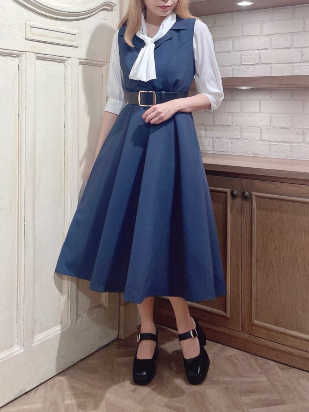 ブラック系のパンプス、グレー系のワンピース、ホワイト系のシャツ/ブラウスを着用したレディースの夏コーディネートの3枚目の写真