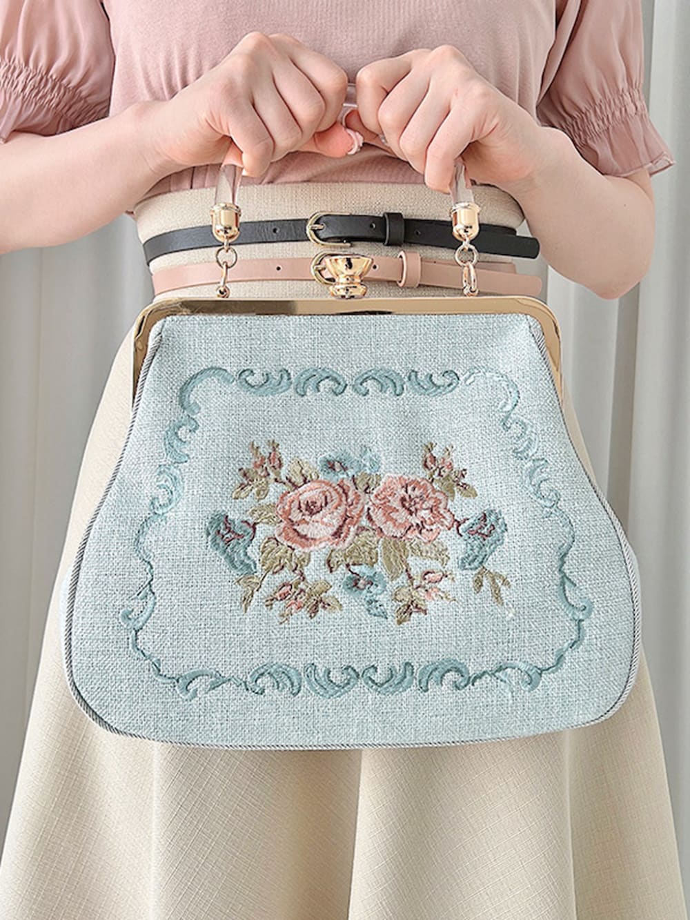 ベージュ系のスカート、ピンク系のパンプス、ブルー系のハンドバッグを着用したレディースの夏コーディネートの3枚目の写真