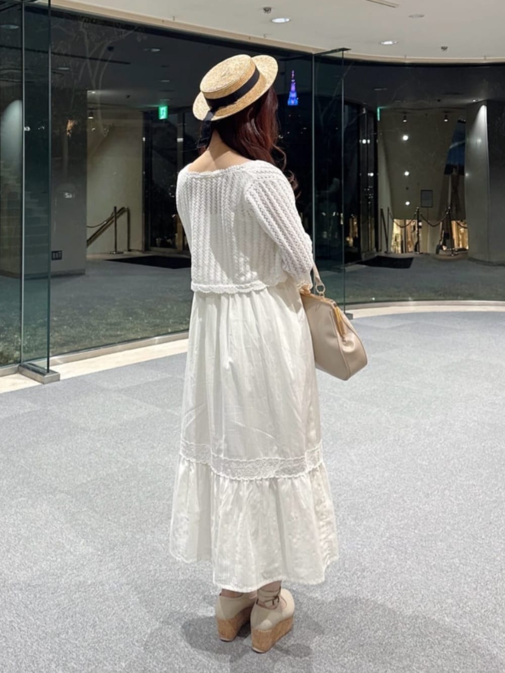 ホワイト系のパンプス、ホワイト系のハンドバッグ、ホワイト系のカーディガン/ボレロを着用したレディースの春コーディネートの3枚目の写真