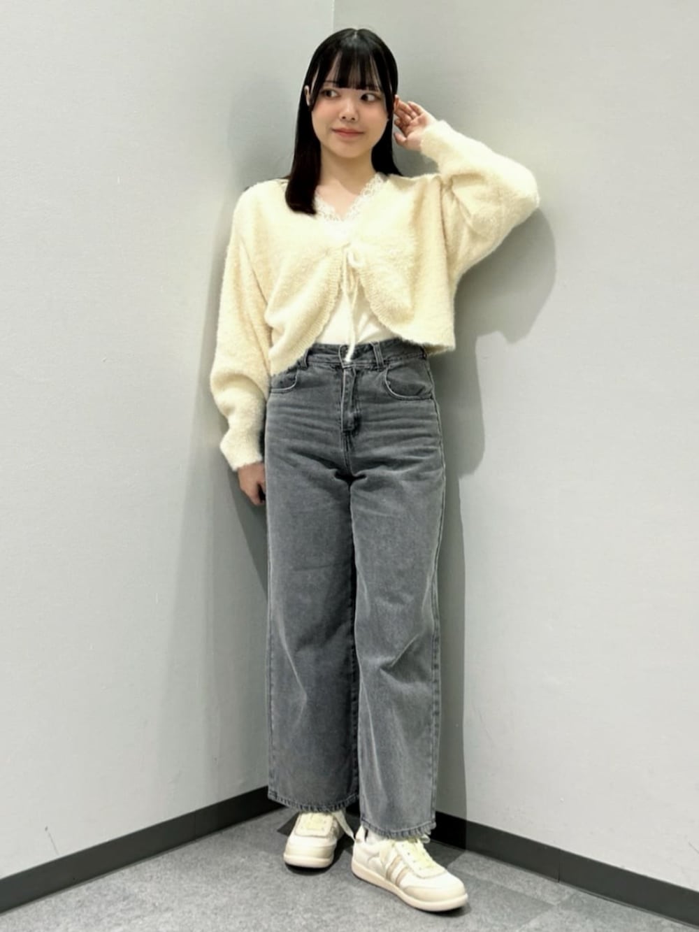 「スニーカー、イエベ春、F i.n.t、ボレロ、レトロ、ガーリー、ハンドバック、チュールリボン、150cm~154cm、カジュアル、カジュアルコーデ、骨格ウェーブ、おでかけコーデ、レイヤードスタイル、24AW秋の新作」｜「F i.n.tのラメフェザーニットボレロ/F&A（カーディガン/ボレロ、ホワイト系）」を使った、F i.n.tさん（レディース・153cm）の秋コーディネートの5枚目の写真