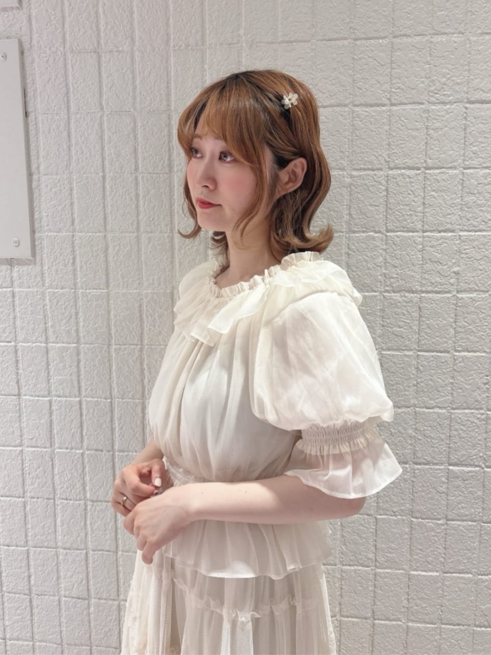 ホワイト系のシャツ/ブラウス、ホワイト系のスカートを着用したレディースの夏コーディネートの3枚目の写真