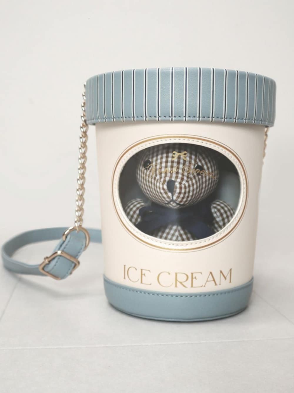 ブルー系のワンピースを着用したレディースの春コーディネートの4枚目の写真