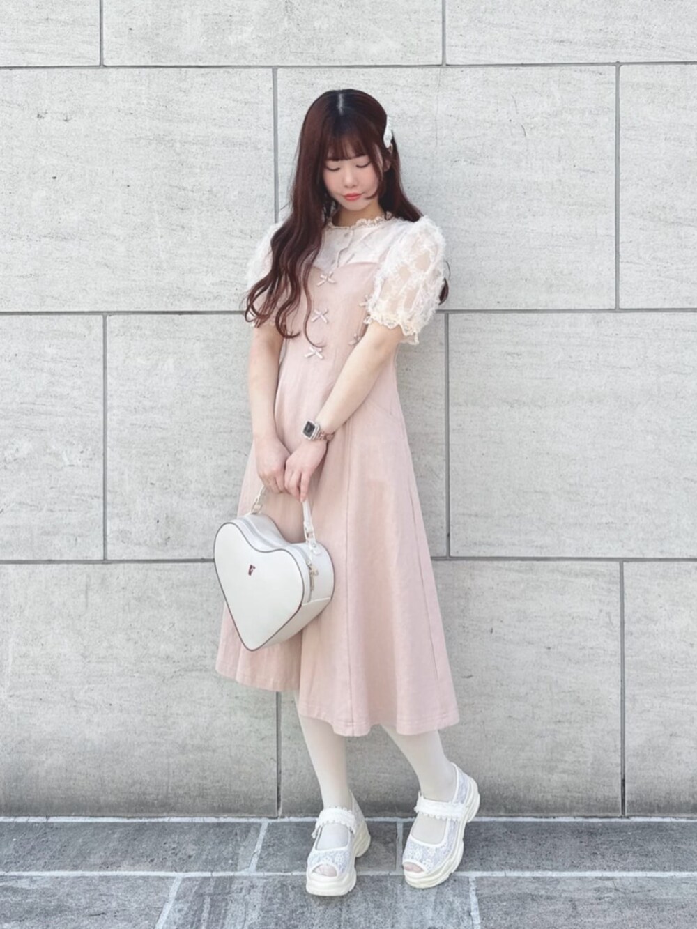 ホワイト系のハンドバッグ、ピンク系のシャツ/ブラウス、ピンク系のワンピースを着用したレディースの春コーディネートの2枚目の写真