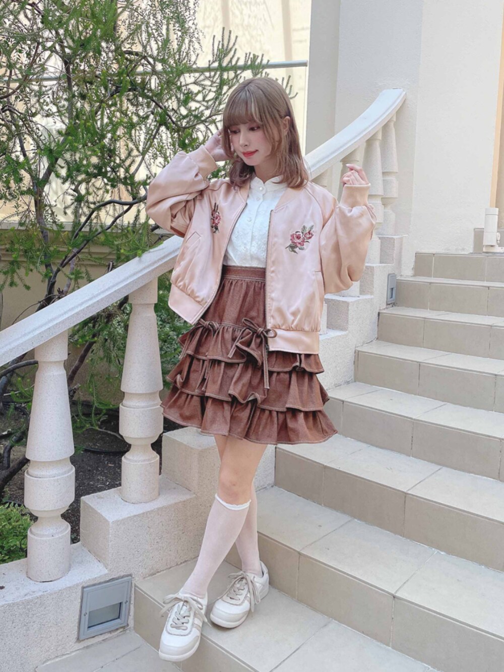 ホワイト系のスニーカー、ホワイト系のシャツ/ブラウス、ブラウン系のスカートを着用したレディースの秋コーディネートの3枚目の写真