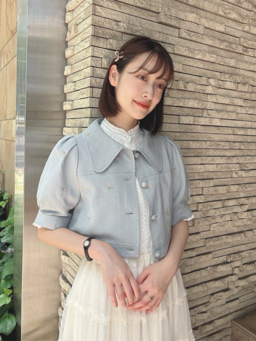 ホワイト系のシャツ/ブラウス、グレー系のその他アウター、ホワイト系のスカートを着用したレディースの夏コーディネートの2枚目の写真