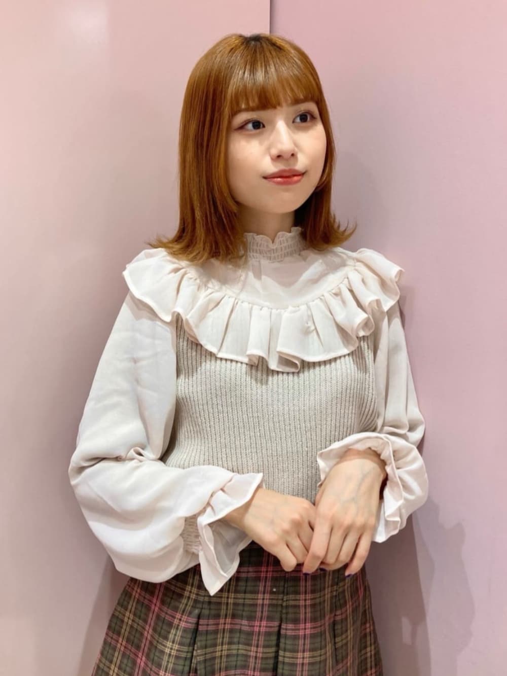 「fint、an another angelus、骨格ウェーブ、イエベ春、秋冬コーデ、お出かけコーデ、ニットコーデ、ガーリー、アウター、ボア、リボン、ニット、チェックスカート、プリーツスカート、厚底シューズ」｜「F i.n.tのチェックプリーツミニスカート（スカート、グリーン系）」を使った、F i.n.tさん（レディース・159cm）の秋コーディネートの2枚目の写真