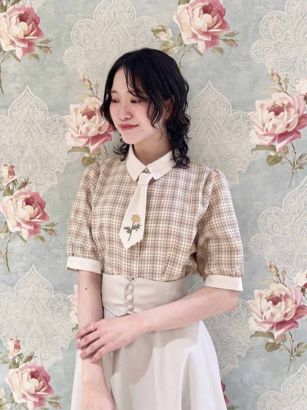 「fint、an another angelus、骨格ストレート、ブルベ夏、低身長、春コーデ、春、レトロ、ガーリー、ツイードジャケット、刺繍、ブラウス、スカート、バックリボン、パンプス」|「F i.n.tのダブルベルト縦型サッチェルバッグ(ハンドバッグ、ブラウン系)」を使った、F i.n.tさん(骨格ストレート・レディース・154cm)の春コーディネートの2枚目の写真