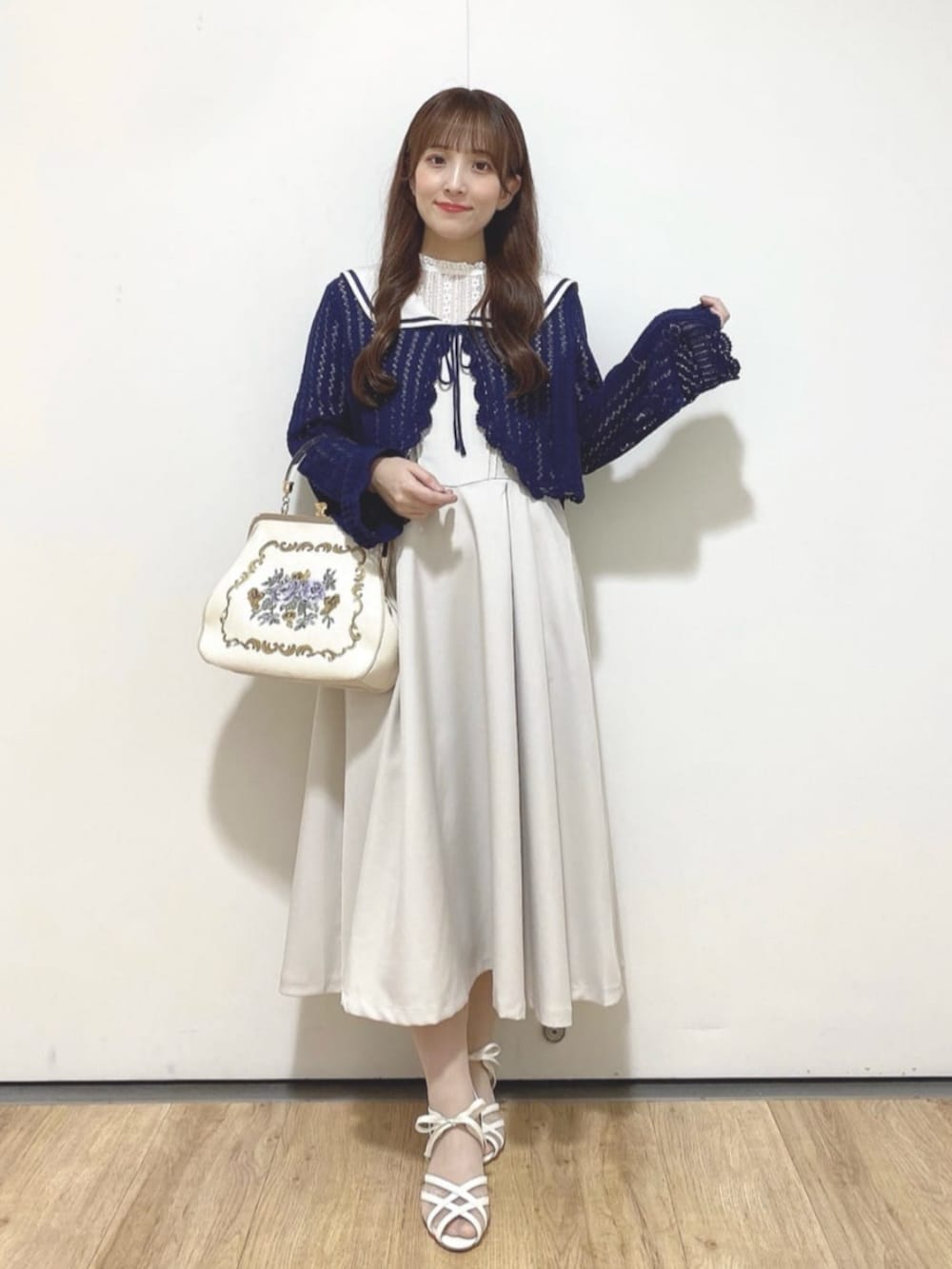 ホワイト系のサンダル、ホワイト系のTシャツ/カットソー、ホワイト系のジャンパースカートを着用したレディースの夏コーディネートの2枚目の写真