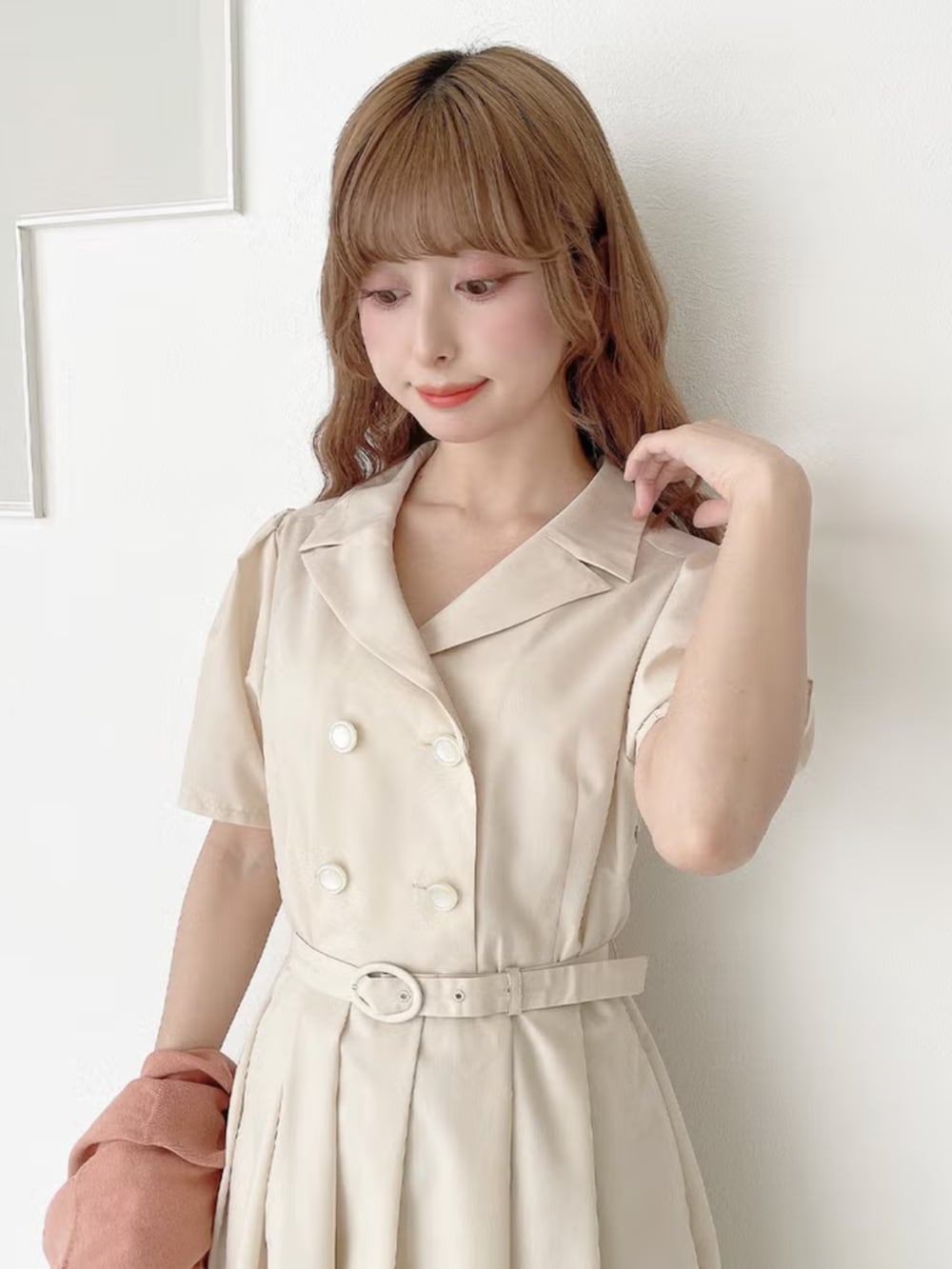 ピンク系のカーディガン/ボレロ、ホワイト系のサンダル、ホワイト系のシャツワンピースを着用したレディースの夏コーディネートの2枚目の写真
