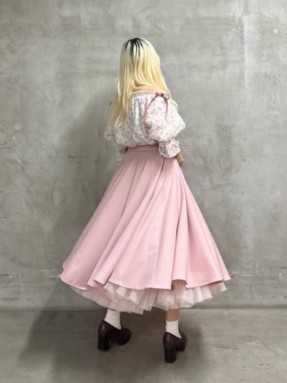 ピンク系のシャツ/ブラウス、ピンク系のスカート、ベージュ系のハットを着用したレディースの春コーディネートの2枚目の写真