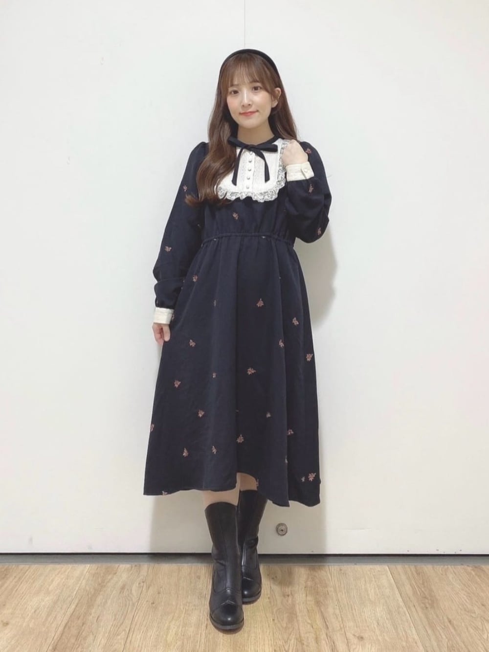 ブラック系のワンピース、ブラック系のブーツを着用したレディースの秋コーディネートの2枚目の写真