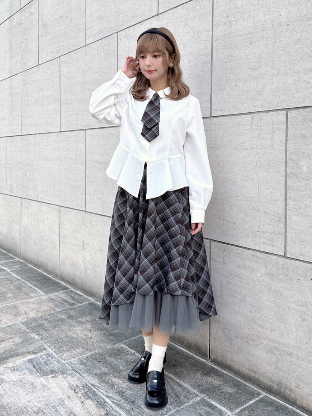 ブラック系のローファー、ホワイト系のシャツ/ブラウス、ブルー系のスカートを着用したレディースの秋コーディネートの2枚目の写真