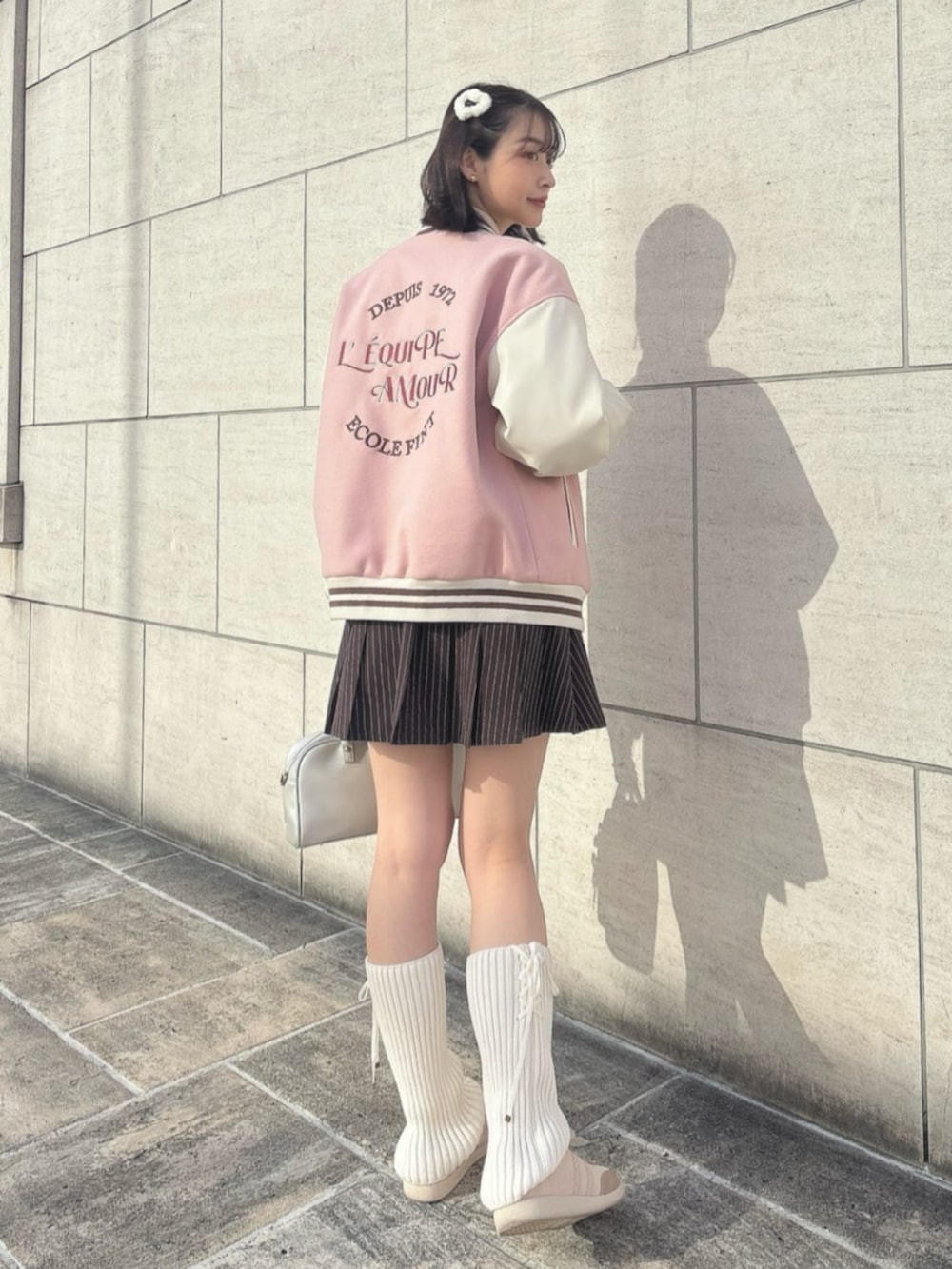 「fint、an another angelus、骨格ウェーブ、イエベ春、お出かけコーデ、カジュアル、カジュアルコーデ、スタジャン、刺繍、ピンク、ビッグシルエット、ブラウス、ネクタイ、プリーツスカート、スニーカー」|「F i.n.tのレースアップニットレッグカバー(レッグウォーマー、ホワイト系)」を使った、F i.n.tさん(レディース・165cm)の冬コーディネートの2枚目の写真