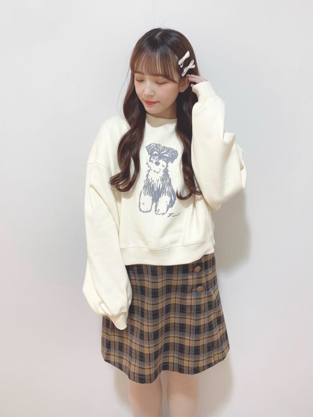 ベージュ系のスカート、ブラウン系のブーツ、ホワイト系のスウェットを着用したレディースの冬コーディネートの2枚目の写真