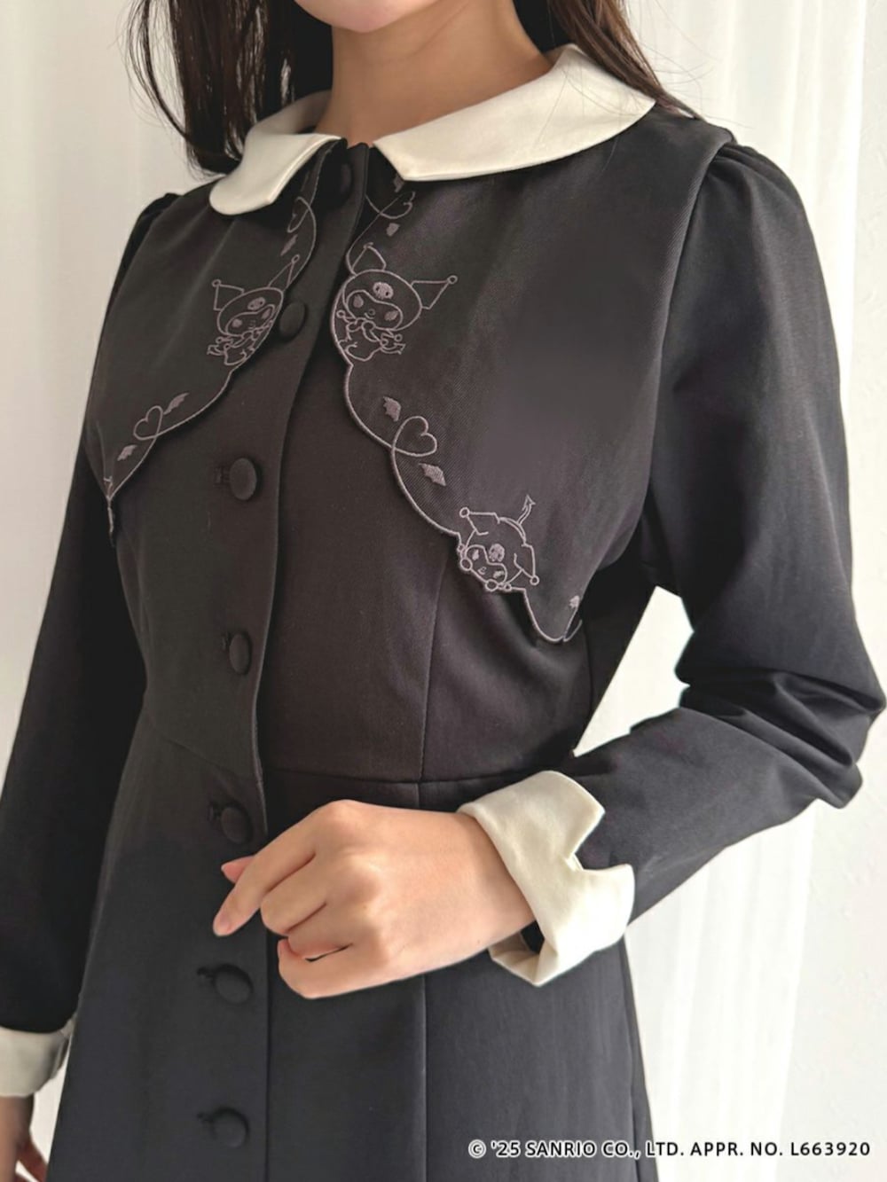 ブラック系のローファー、ブラック系のワンピースを着用したレディースの冬コーディネートの3枚目の写真