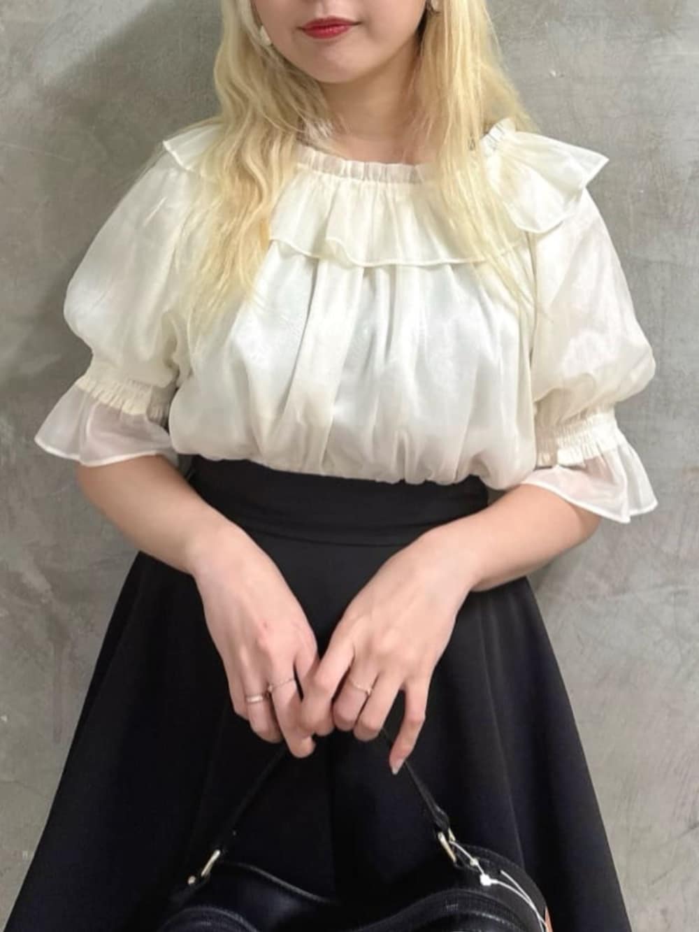 「fint、an another angelus、骨格ストレート、イエベ春、夏コーデ、ootd、お出かけコーデ、モノトーン、モノトーンコーデ、ホワイト、シアートップス、オフショル、ミニスカート、チュールスカート、厚底シューズ」｜「F i.n.tの裾チュールサーキュラーミニスカート（スカート、ブラック系）」を使った、F i.n.tさん（骨格ストレート・レディース・153cm）の夏コーディネートの3枚目の写真