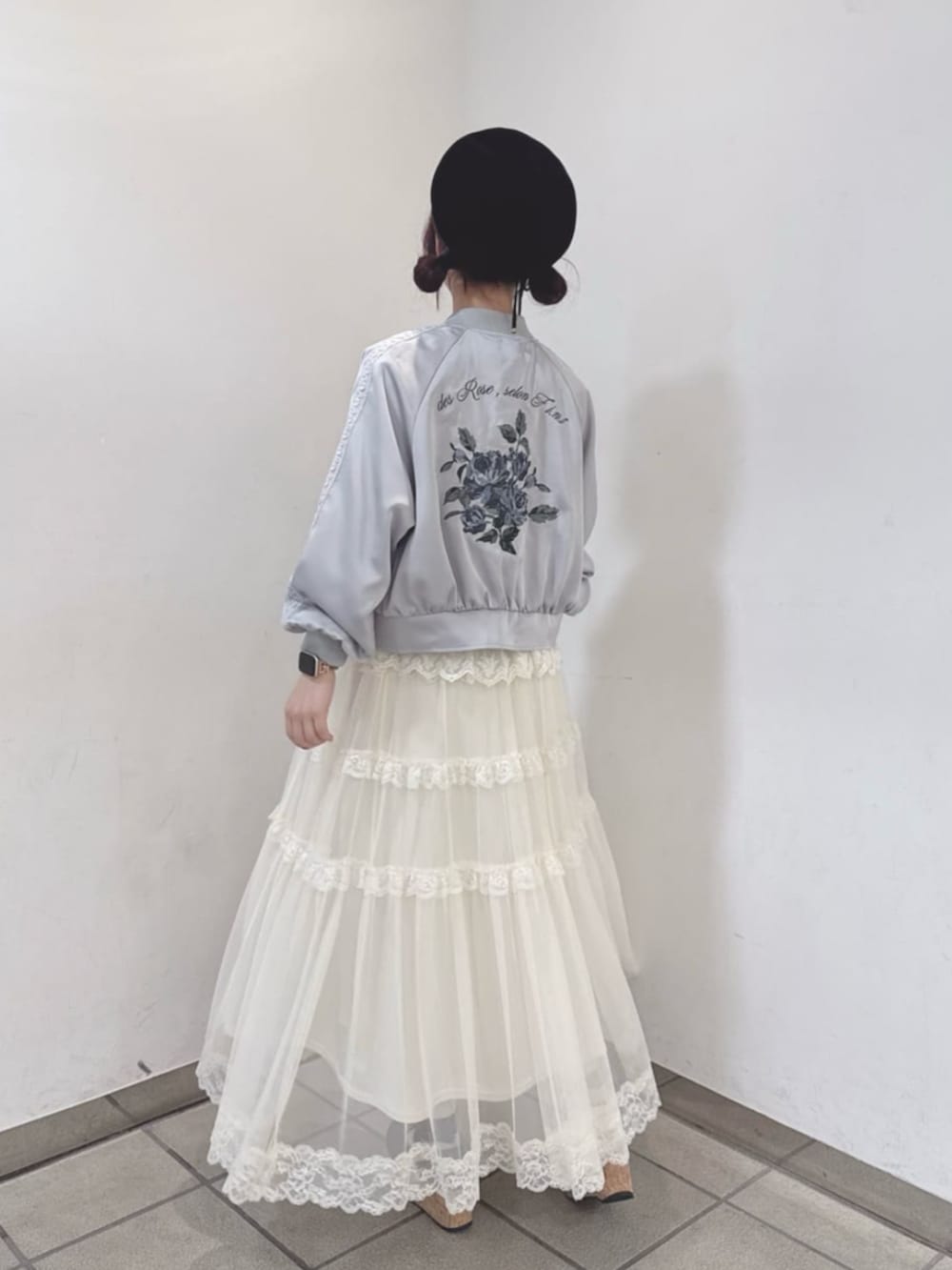 ブラック系のパンプス、ホワイト系のスカート、ホワイト系のシャツ/ブラウスを着用したレディースの秋コーディネートの4枚目の写真