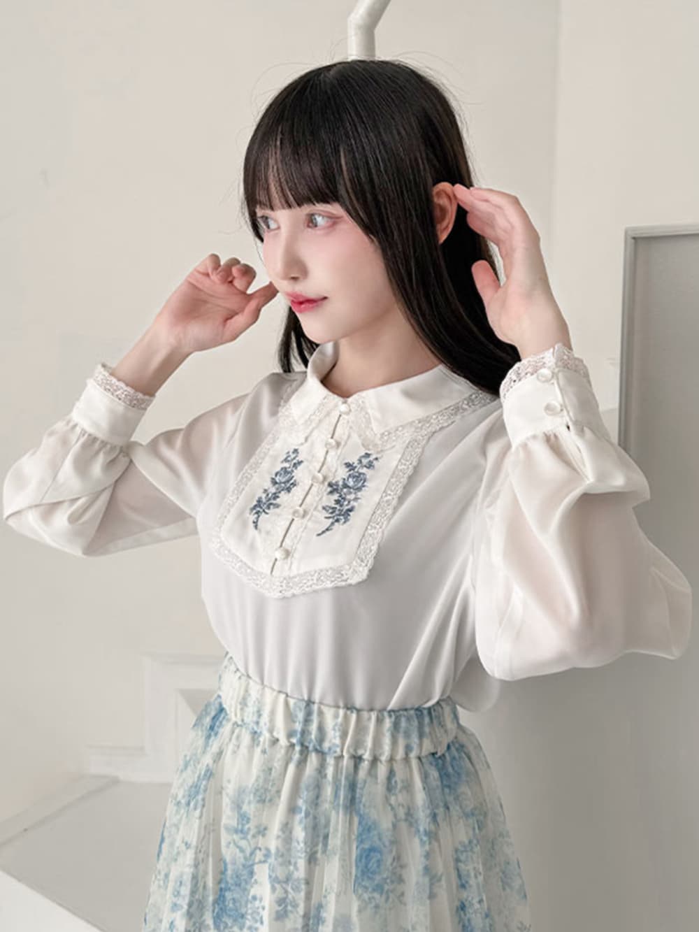 ホワイト系のシャツ/ブラウス、ブルー系のスカート、ブルー系のカーディガン/ボレロを着用したレディースの冬コーディネートの3枚目の写真