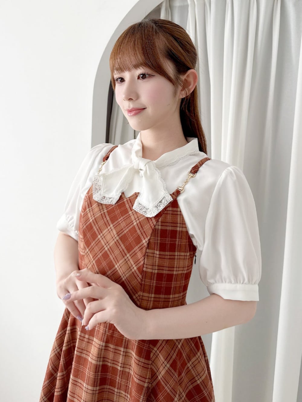 ホワイト系のシャツ/ブラウス、ベージュ系のワンピースを着用したレディースの夏コーディネートの3枚目の写真
