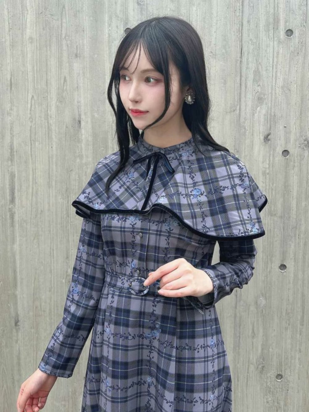 ブラック系のパンプス、ブルー系のワンピースを着用したレディースの秋コーディネートの2枚目の写真