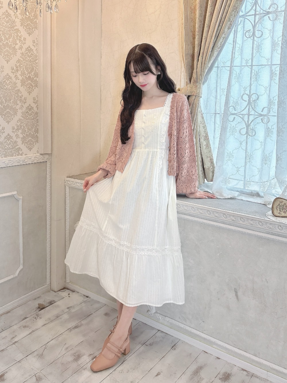 ホワイト系のワンピース、ピンク系のカーディガン/ボレロを着用したレディースの春コーディネートの3枚目の写真