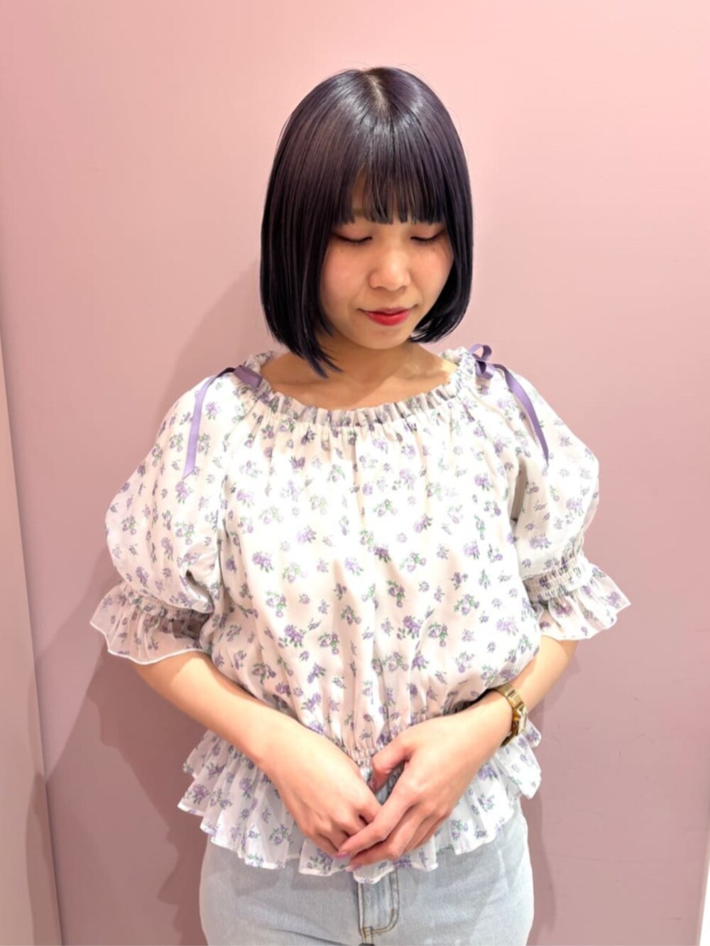 ブルー系のデニムパンツ、ホワイト系のサンダル、パープル系のシャツ/ブラウスを着用したレディースの春コーディネートの2枚目の写真