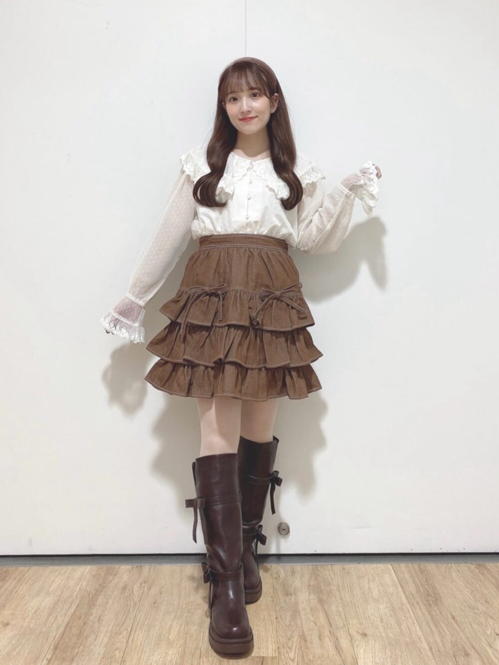 ホワイト系のシャツ/ブラウス、ブラウン系のスカート、ブラウン系のブーツを着用したレディースの秋コーディネートの2枚目の写真