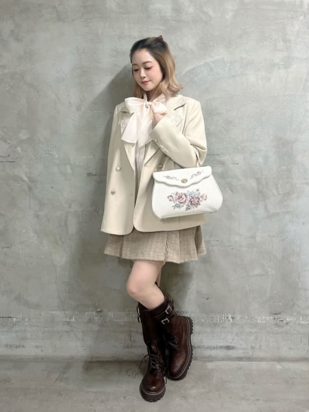 ベージュ系のスカート、ベージュ系のテーラードジャケット、ピンク系のシャツ/ブラウスを着用したレディースの冬コーディネートの4枚目の写真