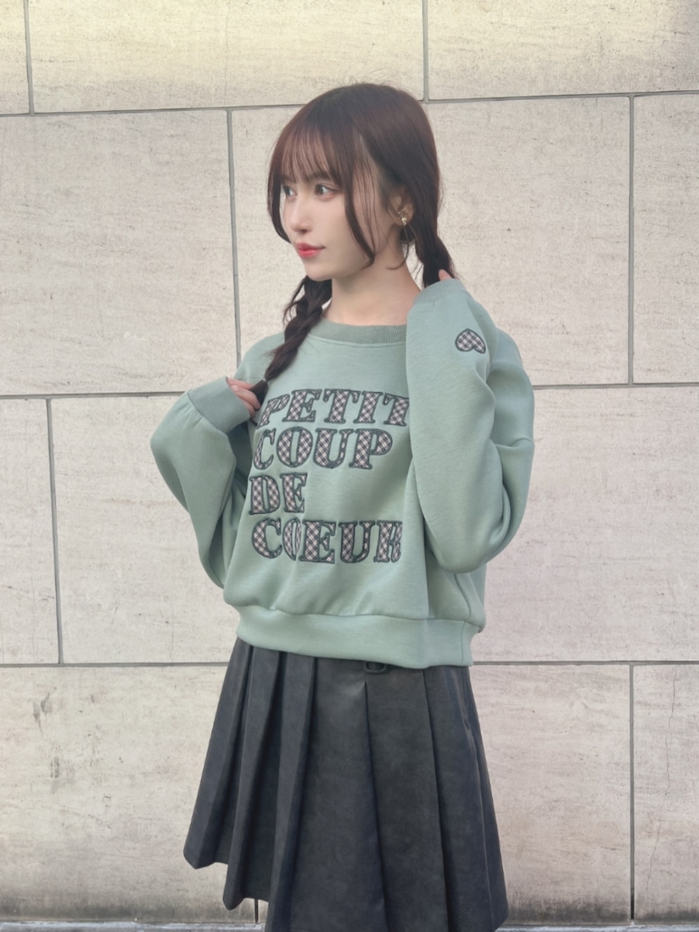 ブラック系のその他シューズ、グレー系のスカート、グリーン系のスウェットを着用したレディースの冬コーディネートの2枚目の写真