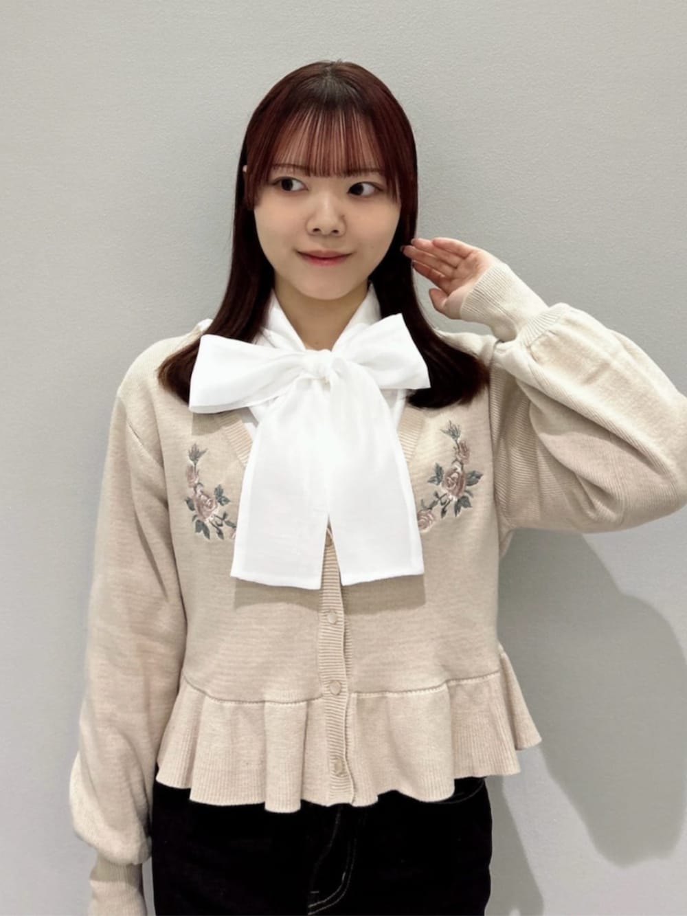 ブラウン系のローファー、ブラック系のデニムパンツ、ブラウン系のショルダーバッグを着用したレディースの冬コーディネートの3枚目の写真