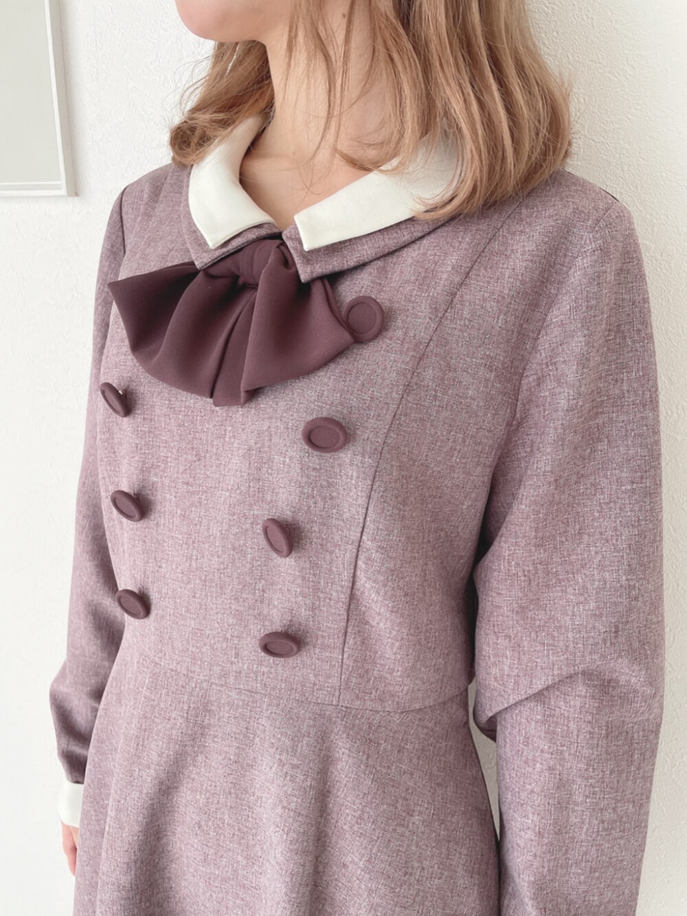 レッド系のパンプス、レッド系のワンピースを着用したレディースの秋コーディネートの3枚目の写真