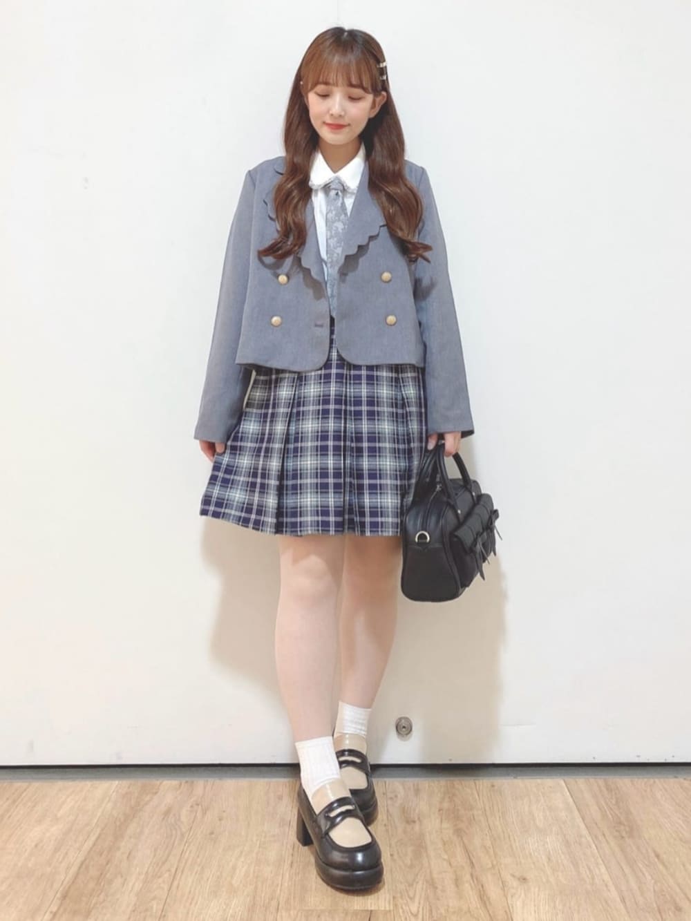 「骨格ウェーブ、イエベ春、F i.n.t、おでかけコーデ、24AW秋の新作、24AW、150cm~154cm、レトロ、長袖ブラウス、ガーリー、ハンドバッグ、ローファー、プレッピー、プリーツスカート、チェック」｜「F i.n.tのスカラップラペルジャケット（セットアップ、グレー系）」を使った、F i.n.tさん（レディース・150cm）の秋コーディネートの3枚目の写真