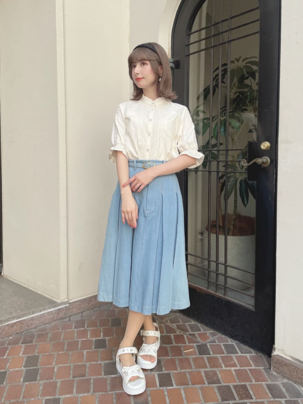 「fint、an another angelus、骨格ウェーブ、イエベ春、低身長、春コーデ、夏コーデ、お出かけコーデ、ガーリー、カジュアル、ブラウス、レース、デニム、デニムスカート、サンダル」｜「an another angelusのベルト付きボックスタックデニムスカート（デニムスカート、ブルー系）」を使った、F i.n.tさん（骨格ウェーブ・レディース・152cm）の春コーディネートの2枚目の写真