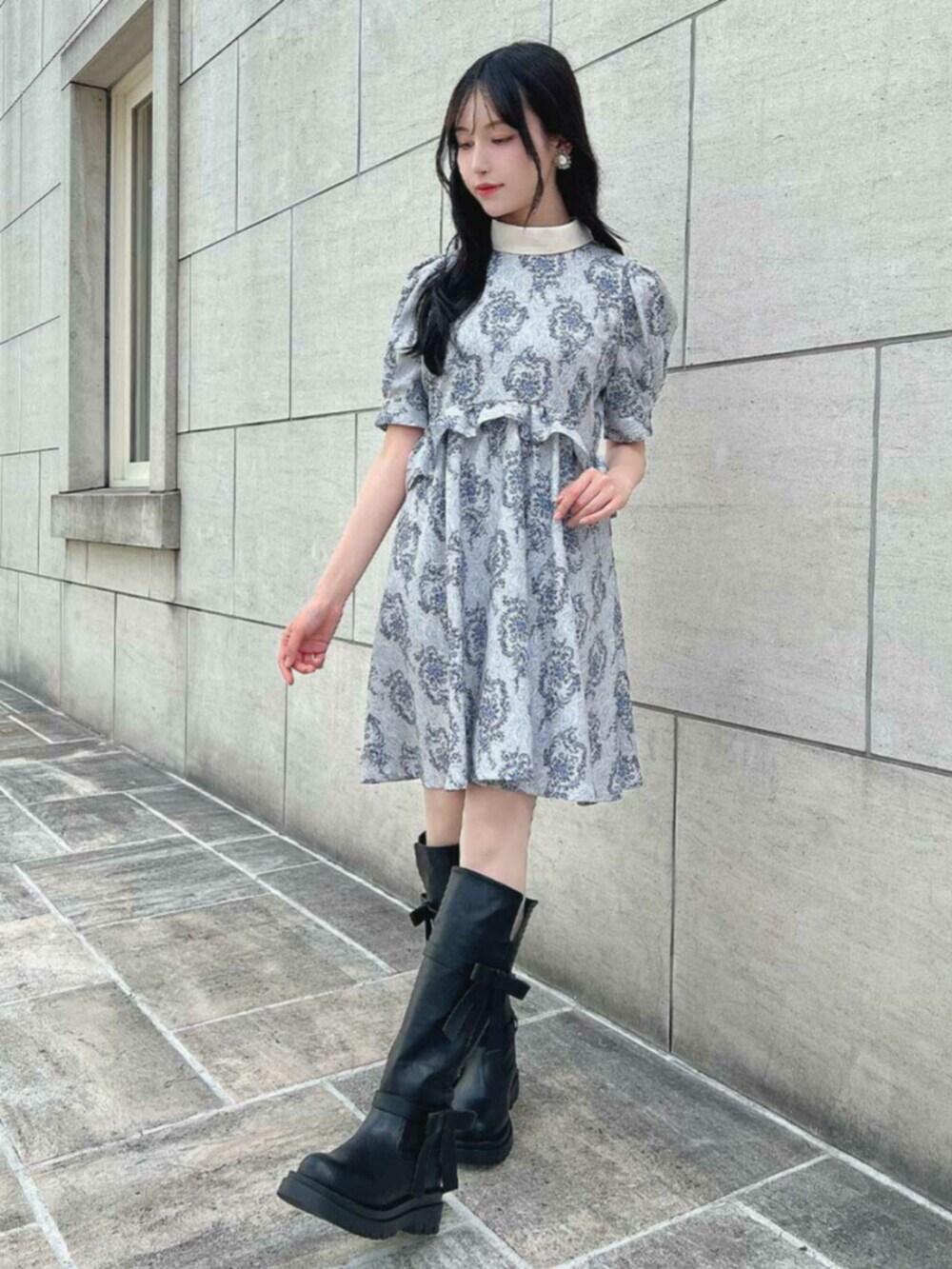 ブルー系のワンピースを着用したレディースの夏コーディネートの2枚目の写真