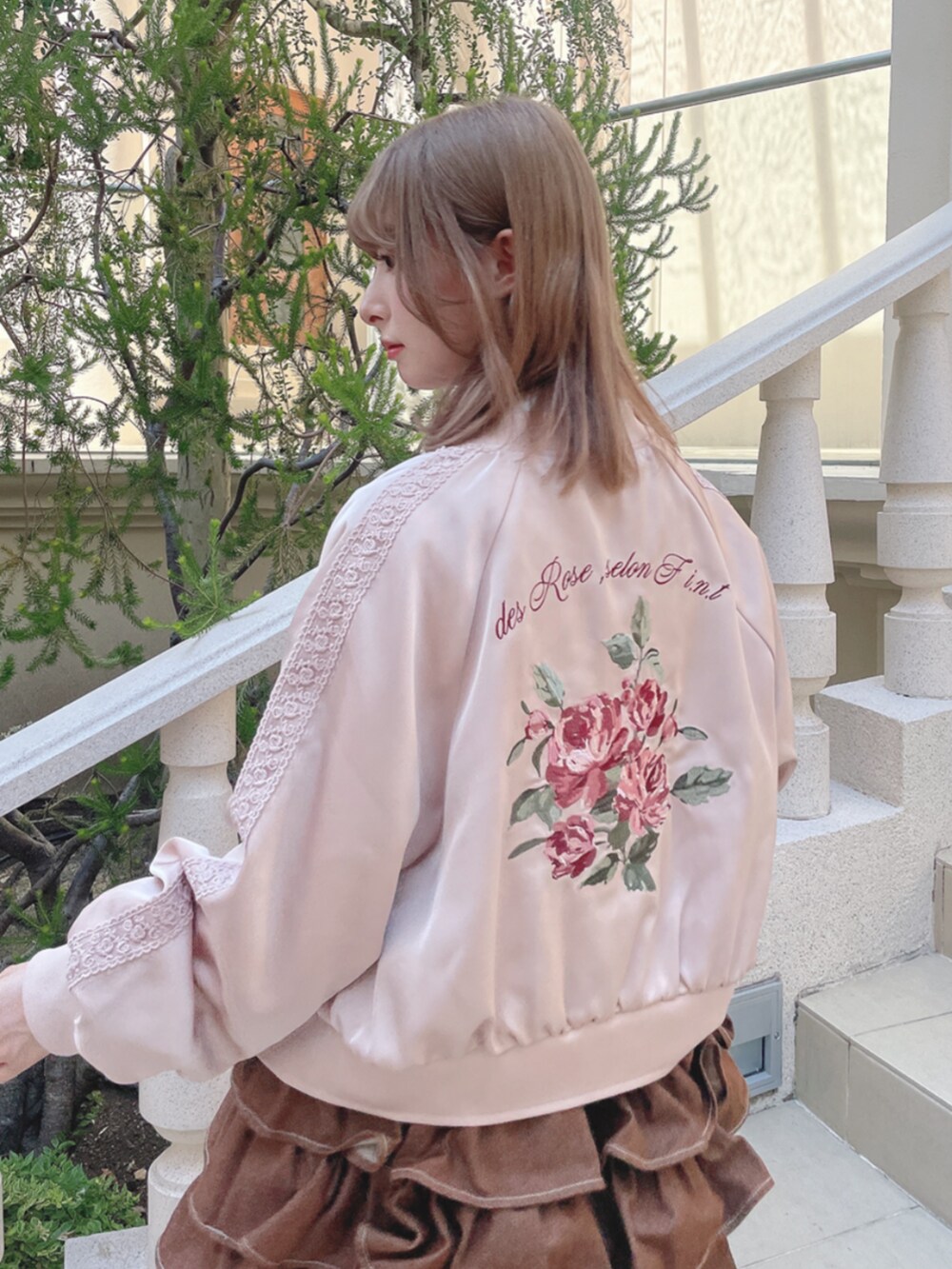 ホワイト系のスニーカー、ホワイト系のシャツ/ブラウス、ブラウン系のスカートを着用したレディースの秋コーディネートの2枚目の写真